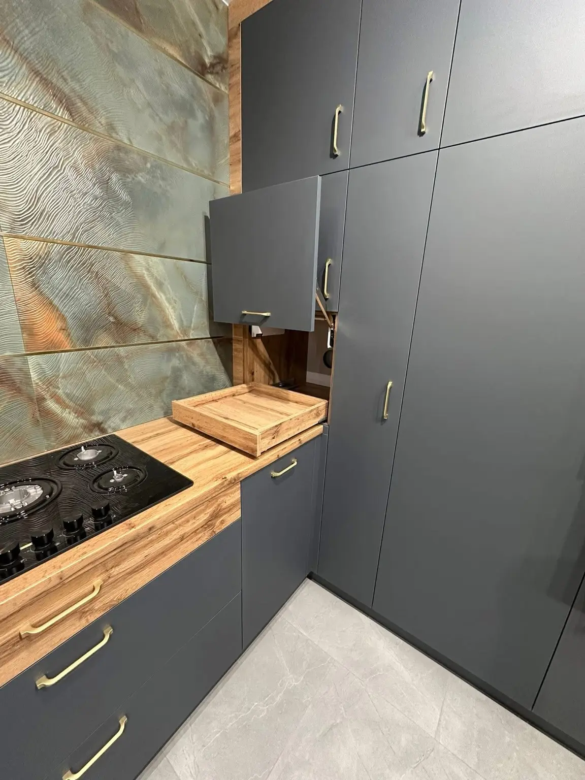 Charcoal kitchen with wood countertop and slatted divider