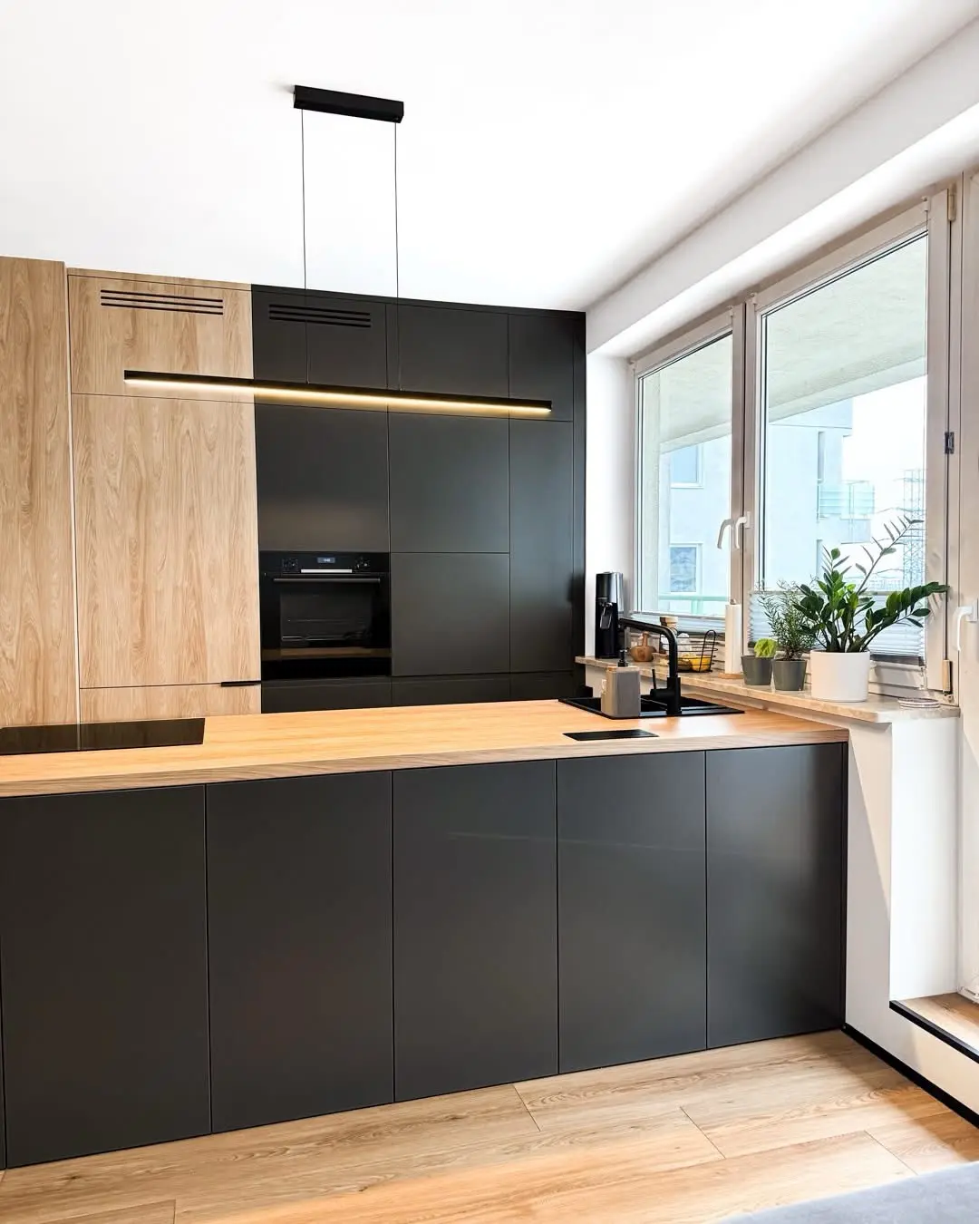 Light oak and white kitchen with peninsula